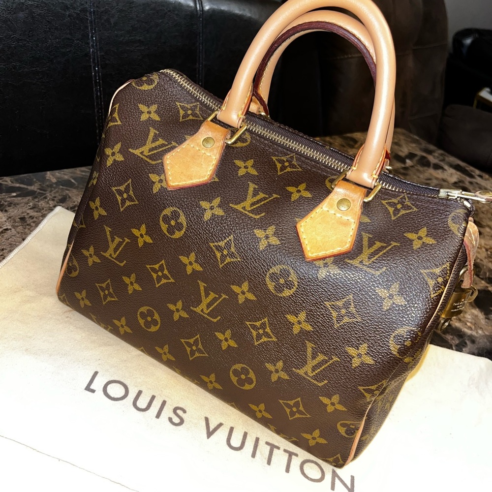 Louis Vuitton speedy 25. Authentic. Comes with dust bag and organizer.